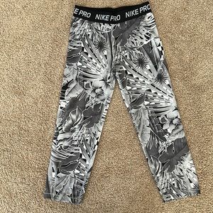 Girls Nike Pro Dri-Fit capri leggings in size XL